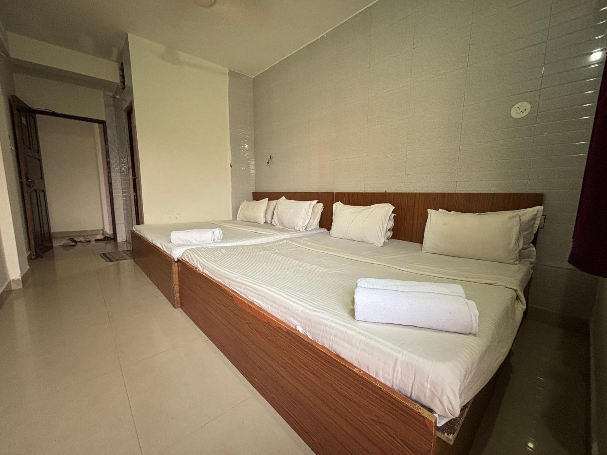 Mehar Rooms Baga Esterno foto