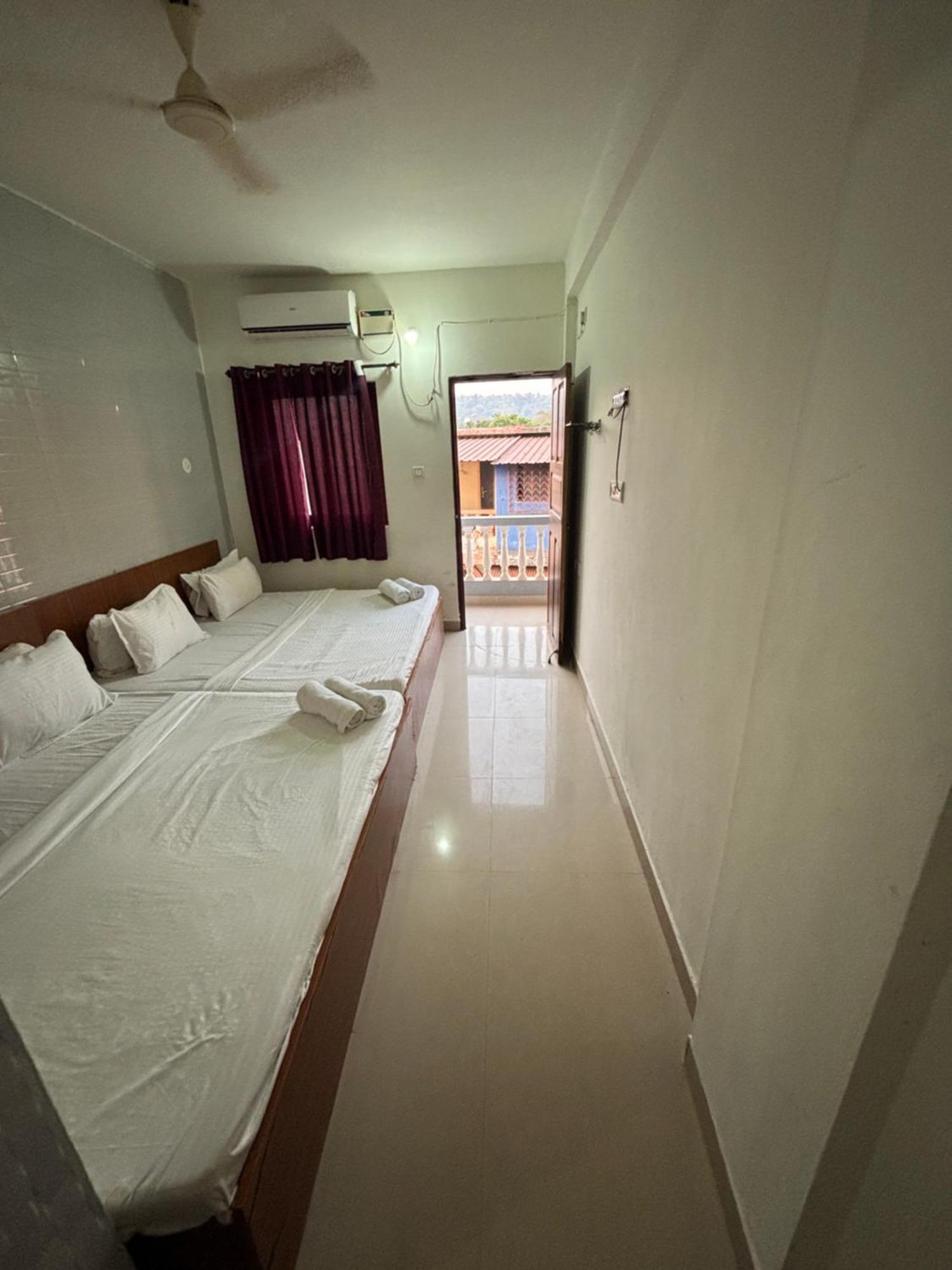 Mehar Rooms Baga Esterno foto