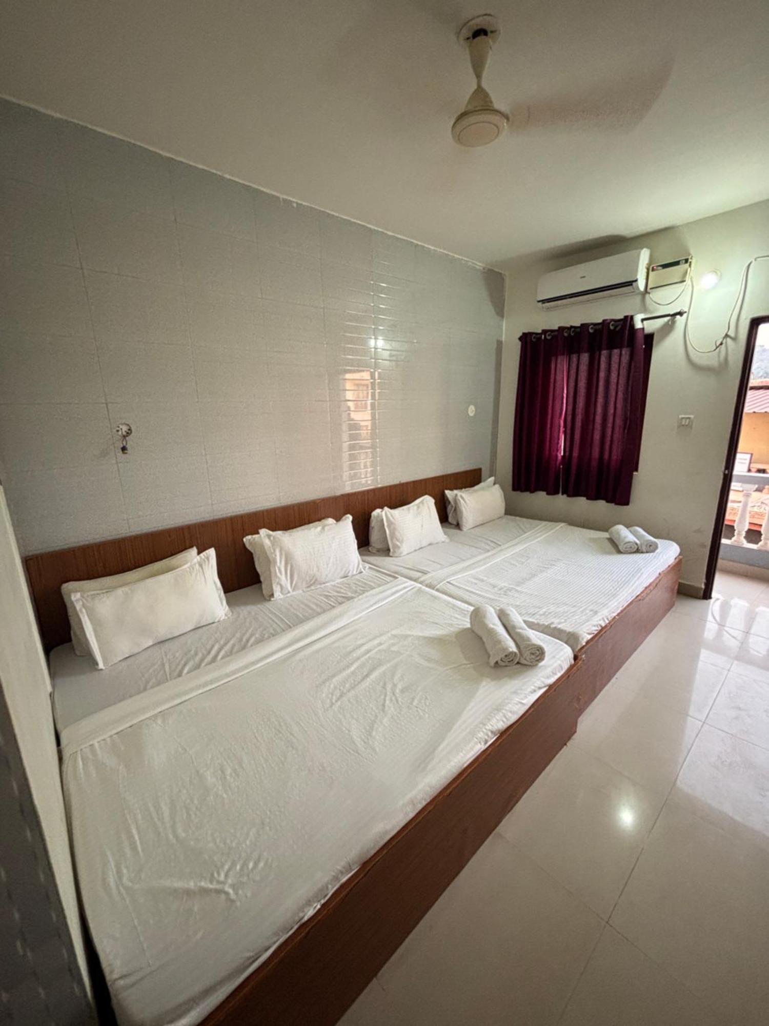 Mehar Rooms Baga Esterno foto