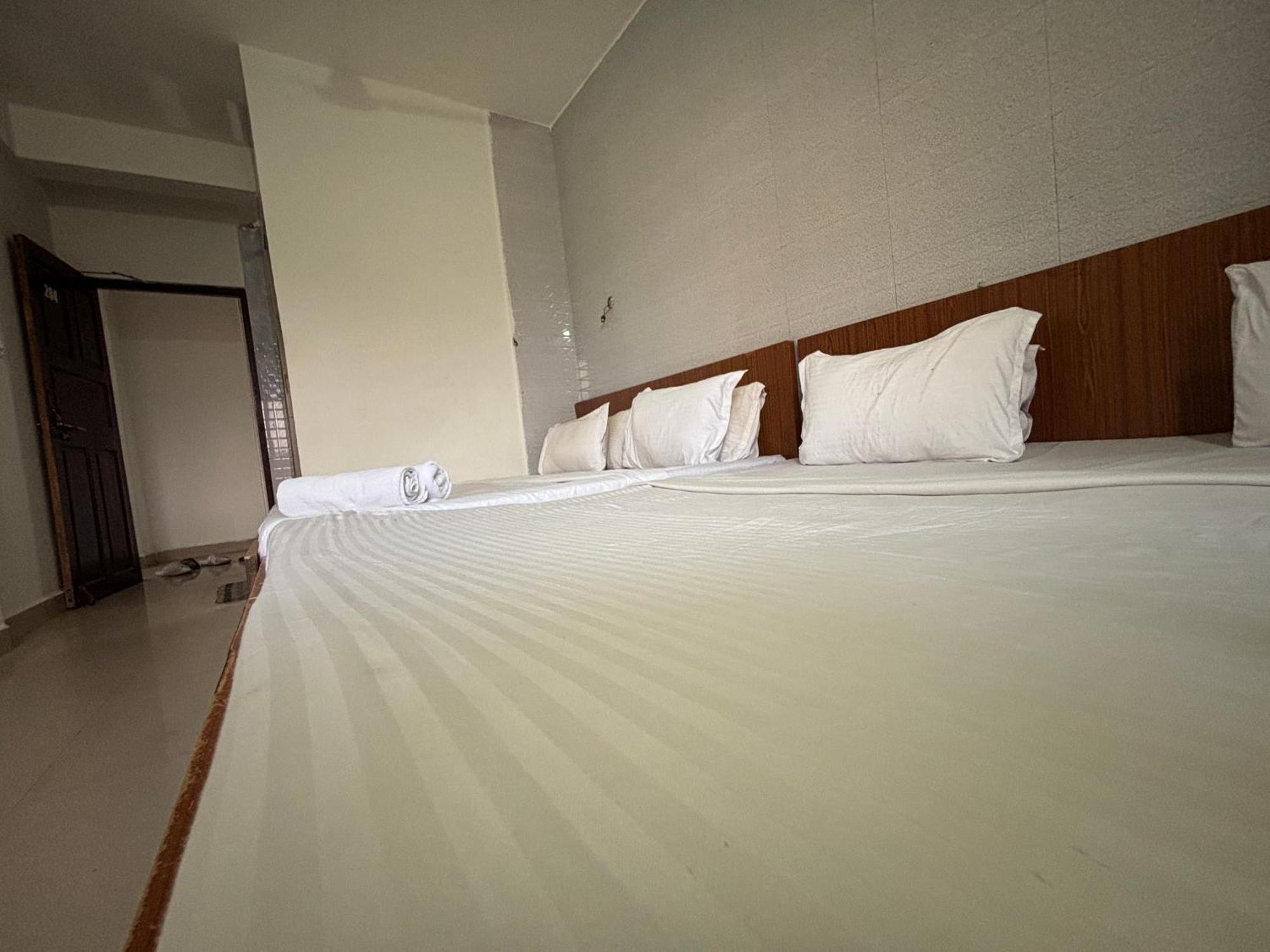 Mehar Rooms Baga Esterno foto