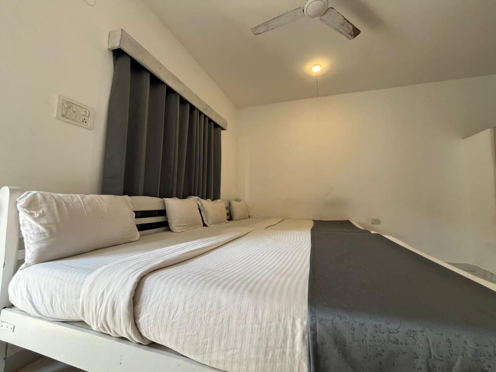 Mehar Rooms Baga Esterno foto
